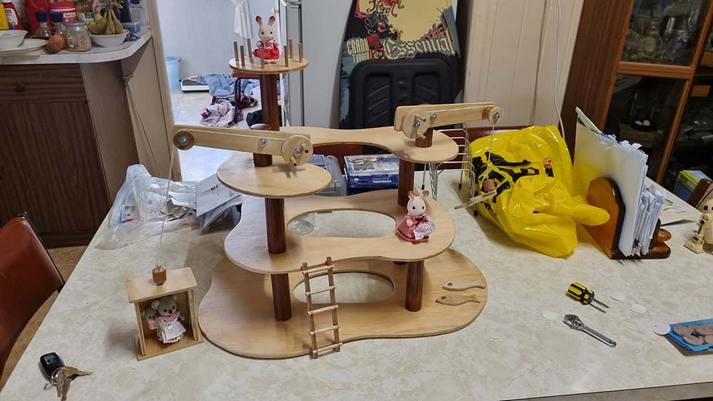 The finished Dollhouse-treehouse toy